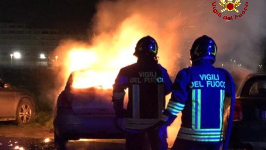 Capodanno di fuoco: auto incendiate e cestini rifiuti distrutti - Prima la  Martesana